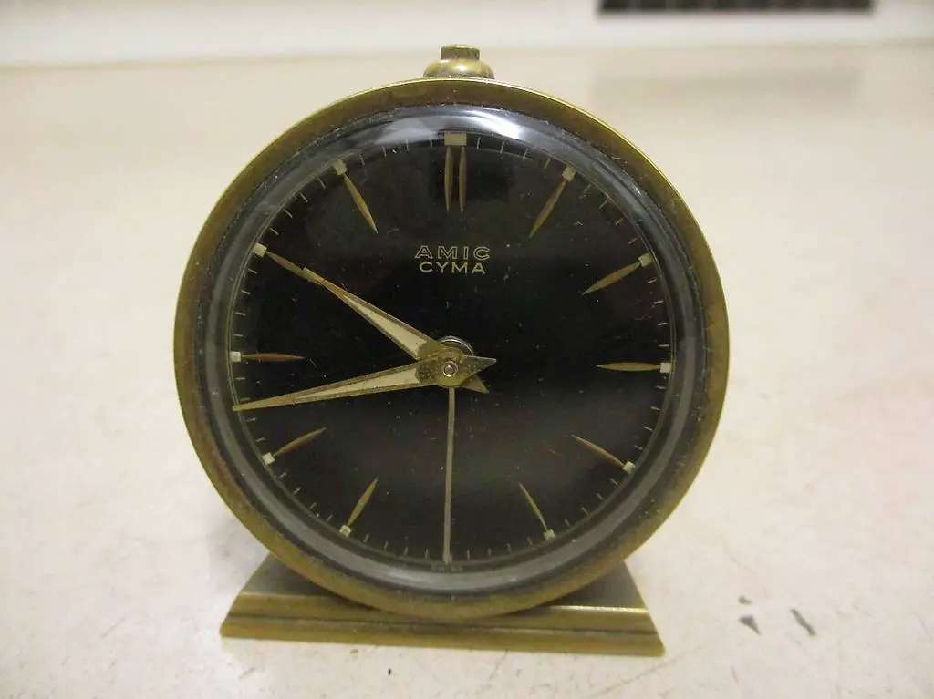 Wecker CYMA Amic 10 Jewels - läuft - Revision nötig - Uhr