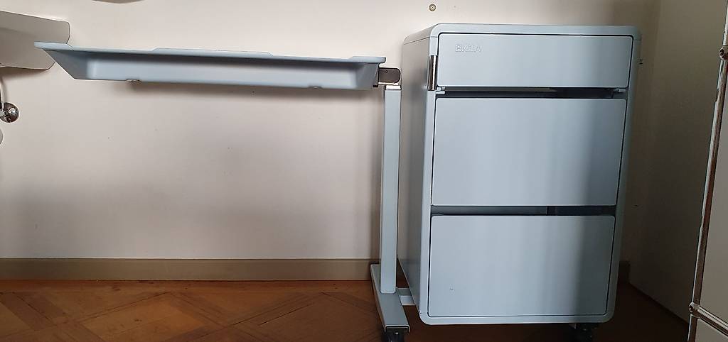 Möbel mit ausziehbarem Tisch		 BIGLA hellblau