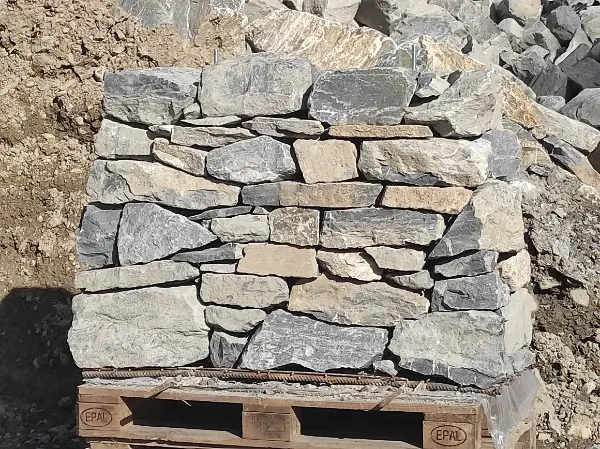 Trockenmauer im Garten