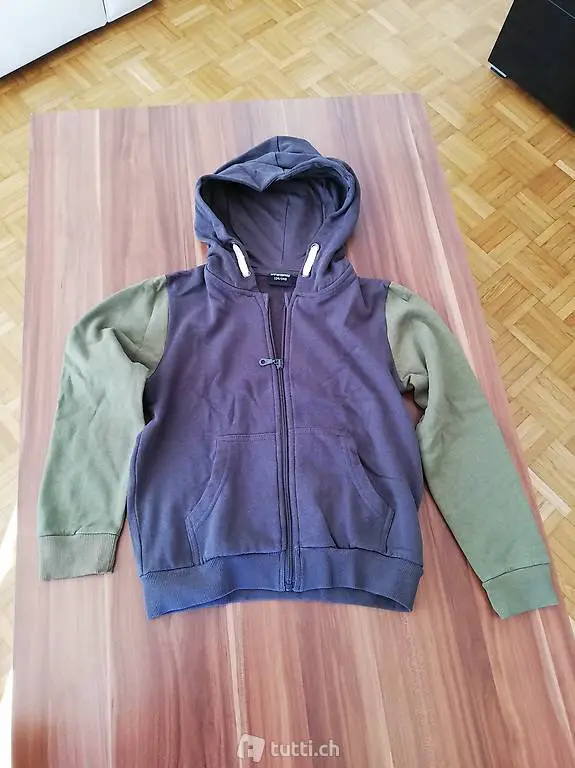 Kinderpullover / Kapuzenpullover, fast unbenutzt,134/140