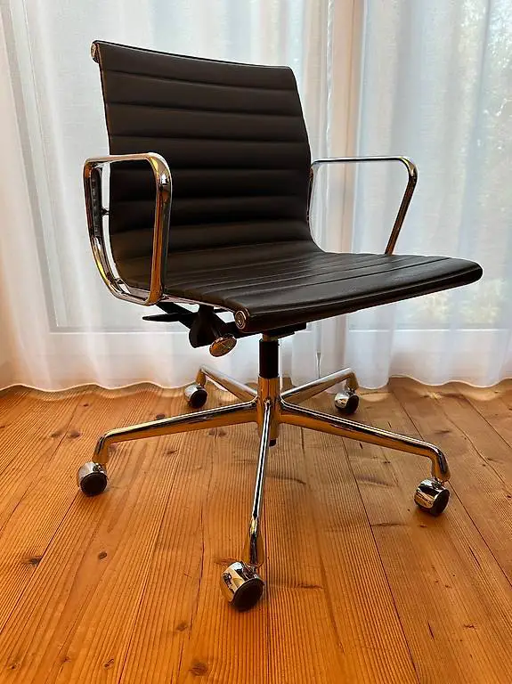 Vitra Aluminium Chair von Charles & Ray Eames, EA118