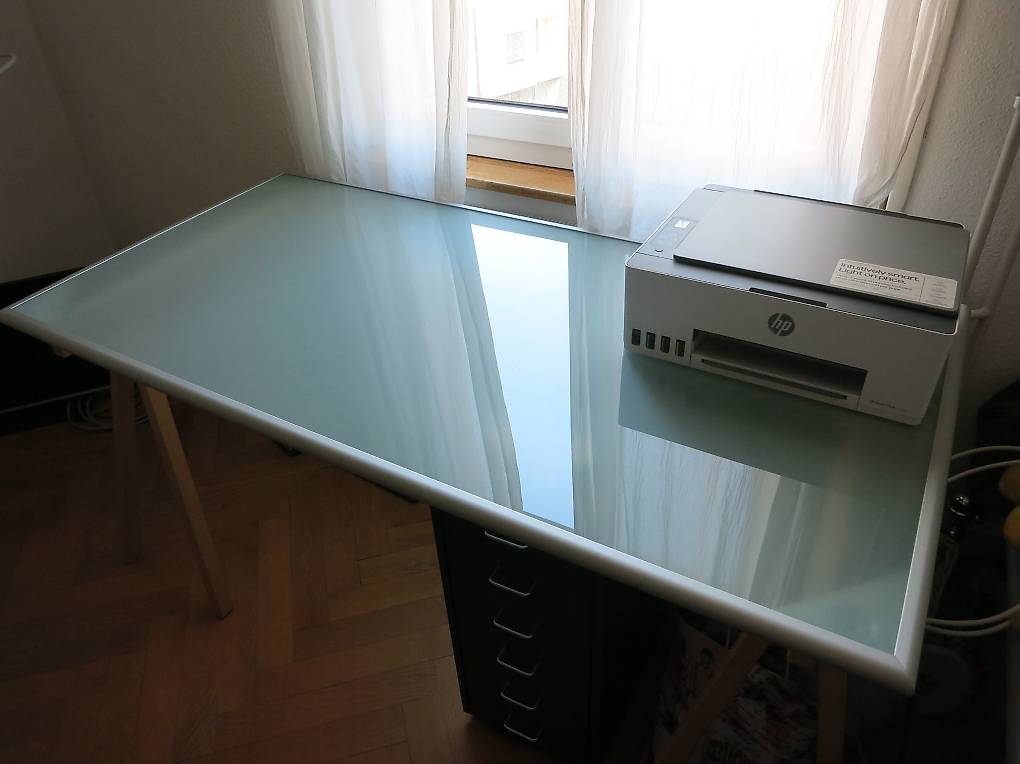 Tischplatte aus Glas und Alurahmen