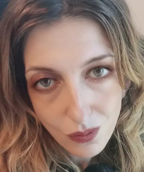 Attraktive junge Frau auf der Suche nach Arbeit