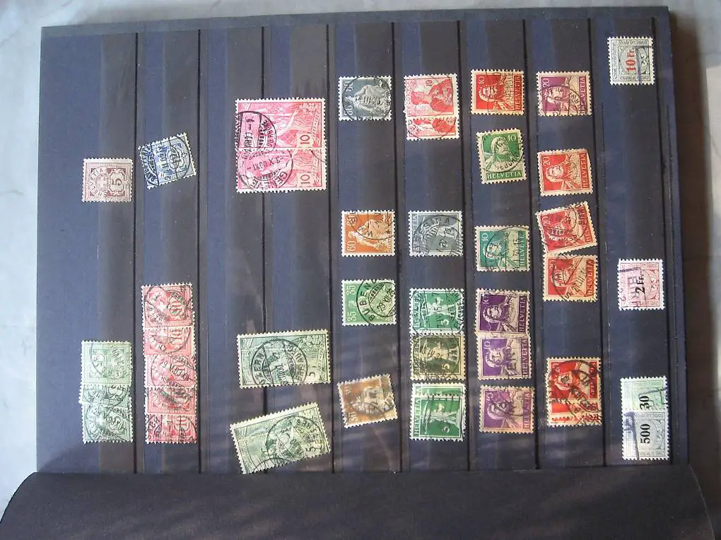 Schweizsammlung im Album mit schwarzen Seiten