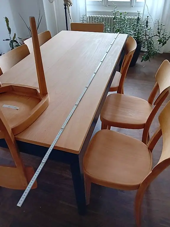 Holztisch mit 8 Holzstühlen