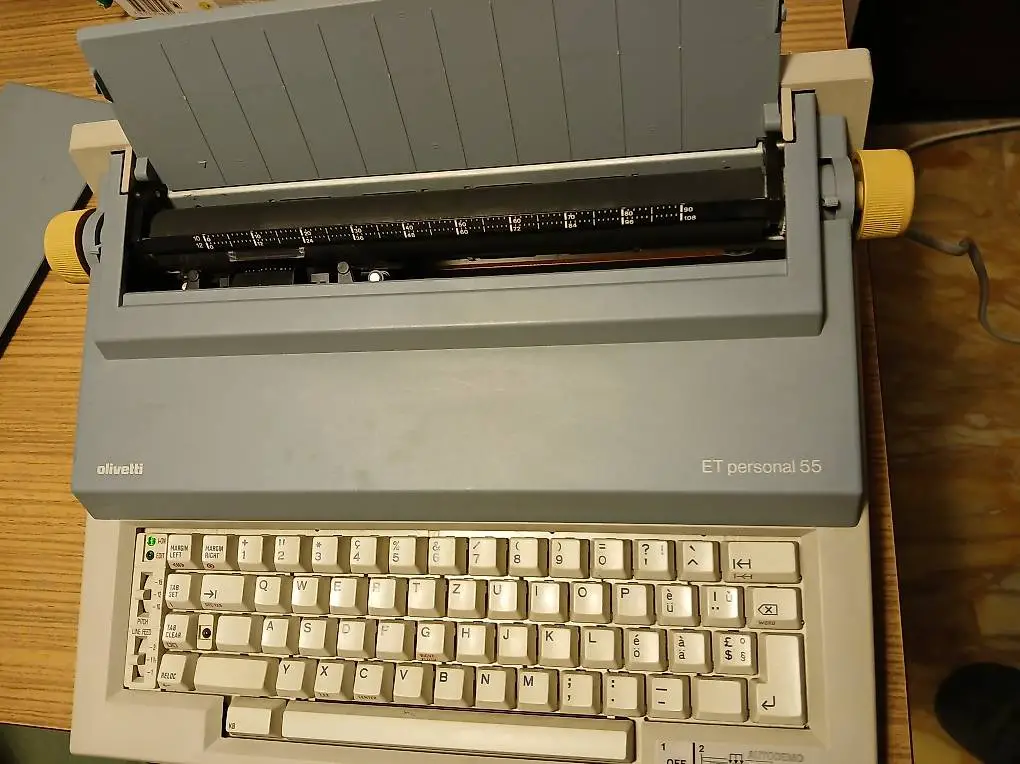 Macchina da scrivere elettrica OLIVETTI, funziona bene