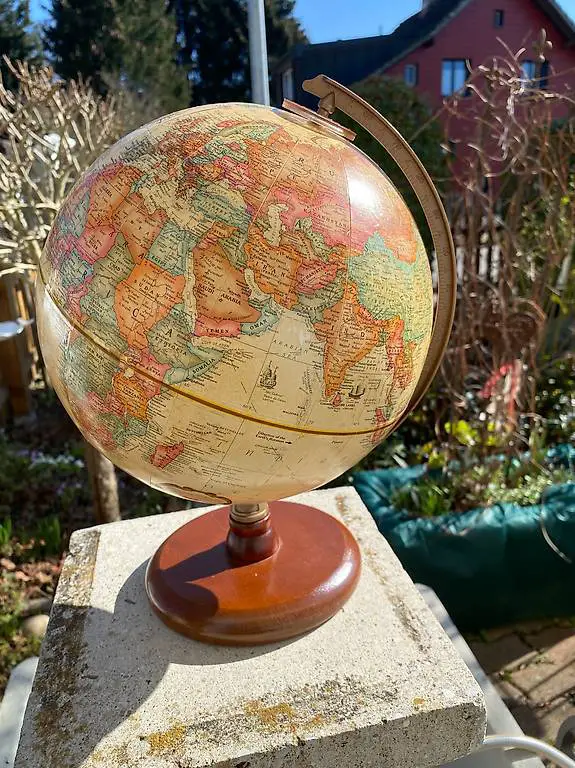 sehr gut erhaltener Vintage Globus auf Holzsockel