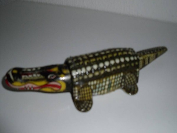 altes Blech-Wackelkrokodil