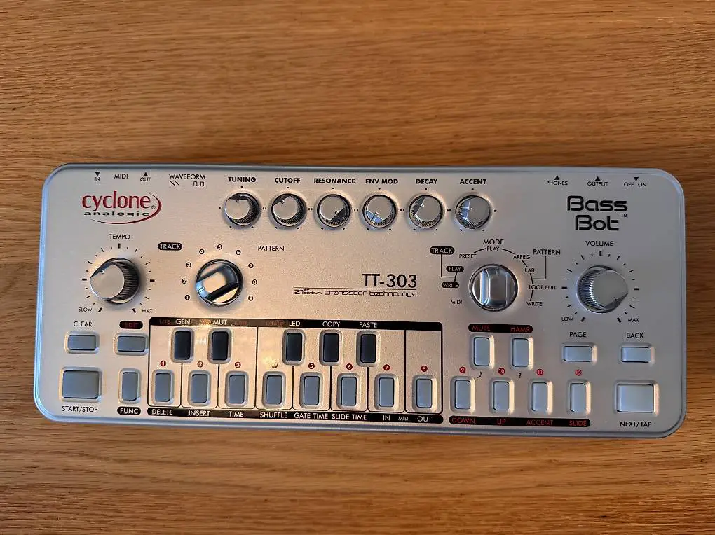 Cyclone Analogic TT-303 Bass Bot V2 Roland TB 303 Clone
