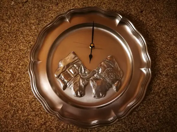 Horloge neuve en tain "combat de reines"