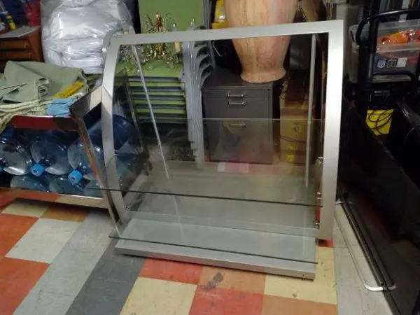 Ein aelteres groesseres fahrbares Fernsehmoebel