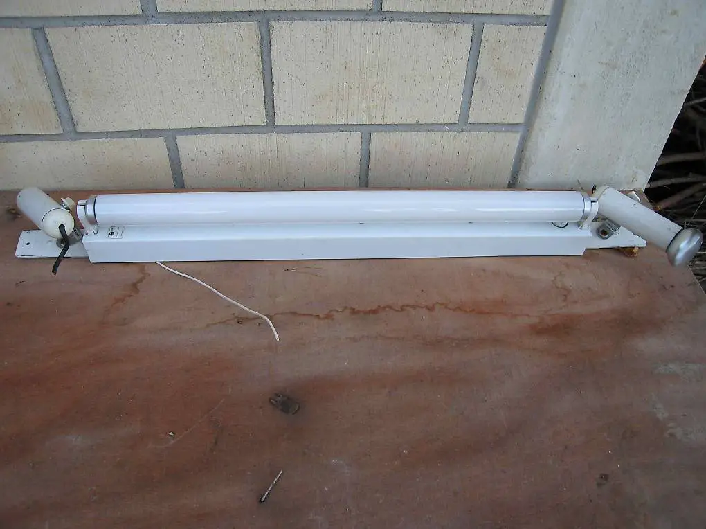 Neonlampe 50 cm mit seitlich je 1 Spotlampenfassung