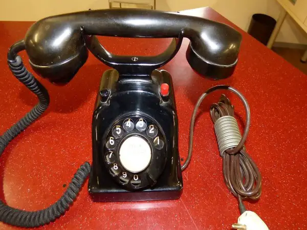  Antikes Telefon mit Wählscheibe.