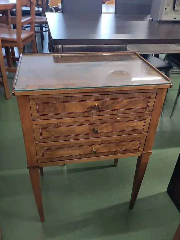 Alte kleine Kommode mit Glasplatte
