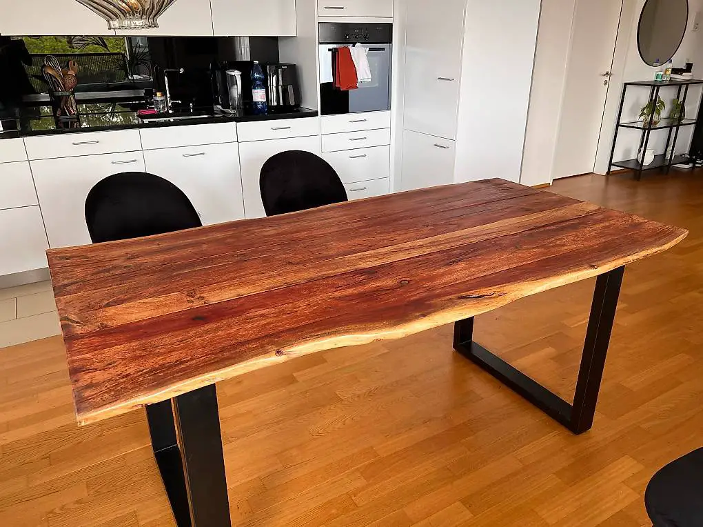 Massiver Akazienholztisch mit Metallbeinen-gebraucht