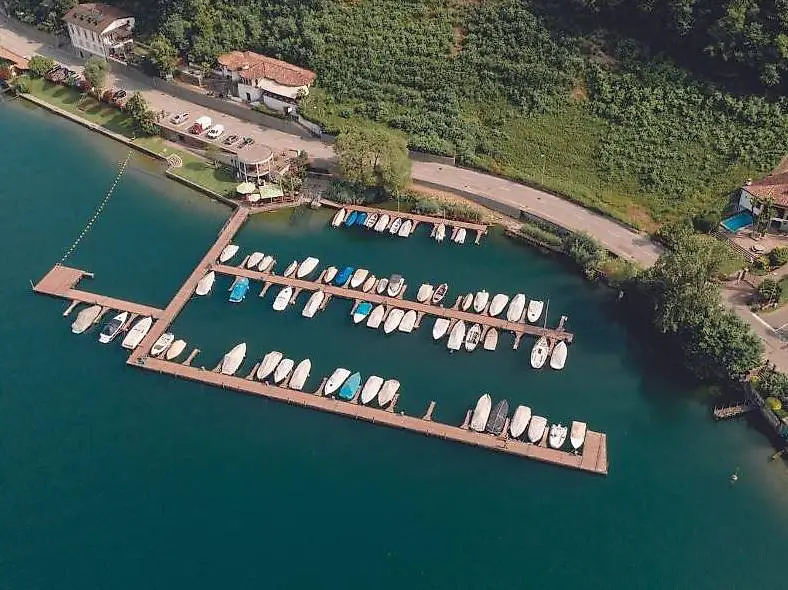 Terreno con accesso diretto a lago