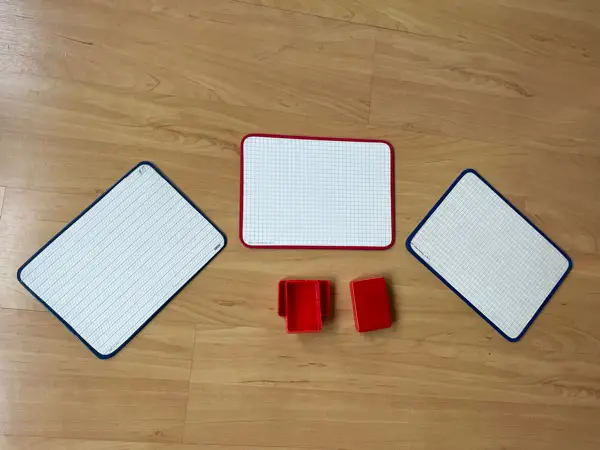 69 alte Schülertafeln (z. T. neu) + 20 Schwammbehälter leer