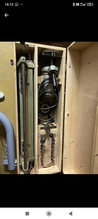 Oberfräse mit Fräser und Nutenfräsvorlage