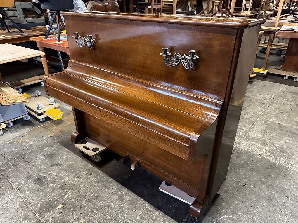 Klavier Nussbaumholz mit Kerzenhalter Burger & Jacobi, Biel