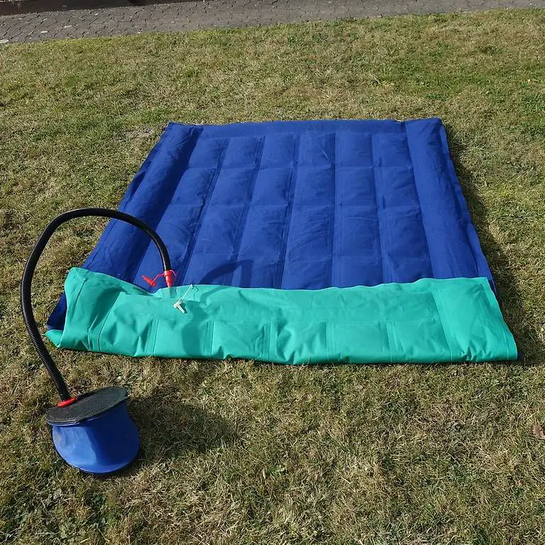 Luftbett neuwertig, blau-grün mit Pumpe und 2 Flicken