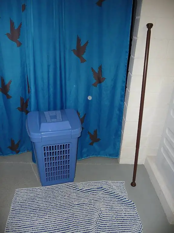 Wäschekorb, Badeteppich, Duschvorhang mit Stange