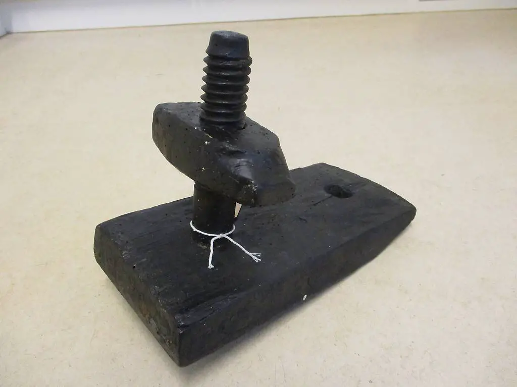 Historischer Holzfass-Verschluss Holz-Fass Weinkeller Winzer