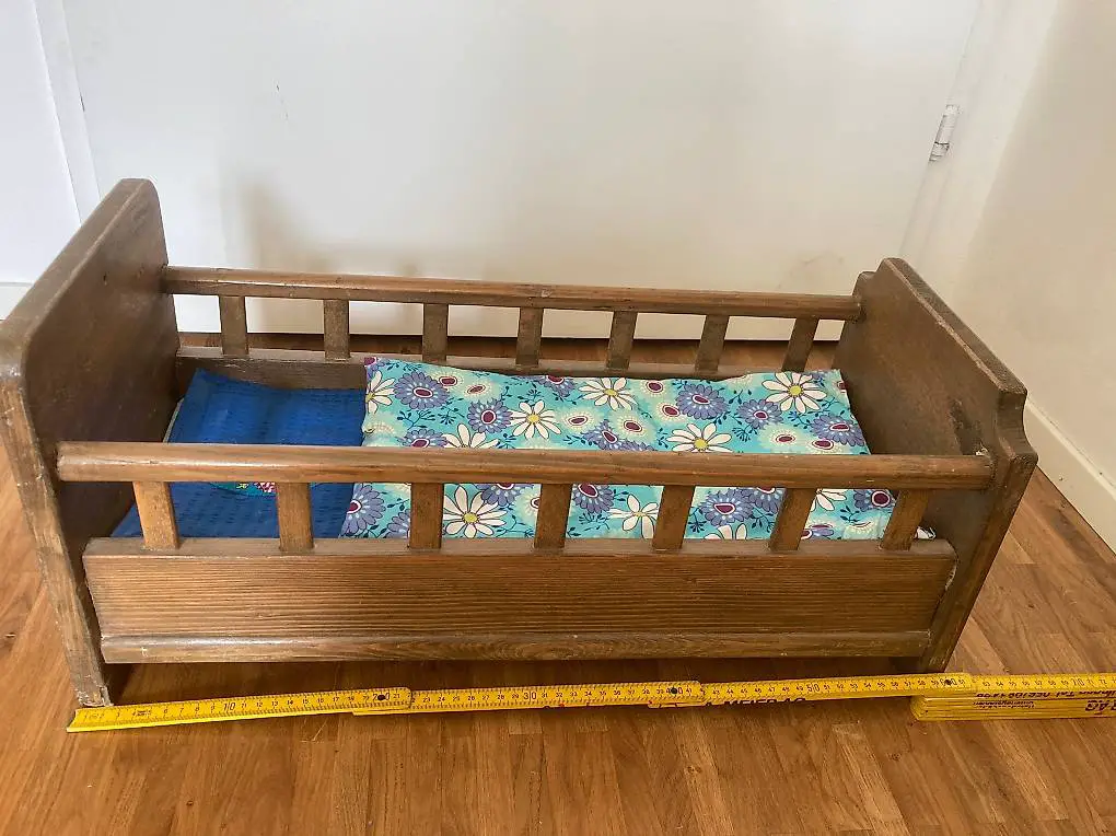 Puppenbett aus Holz