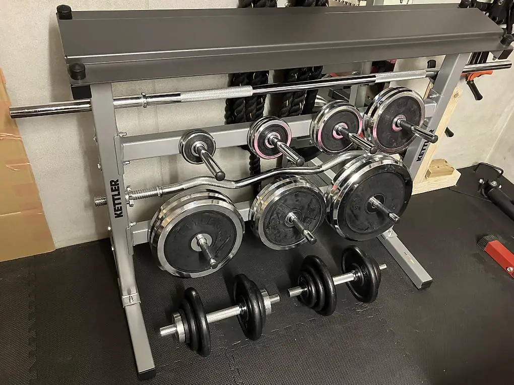 Hantelständer, -bank und Gewichten