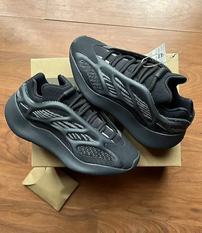 Adidas Yeezy Boost 700 V3 Dark Glow schwarz