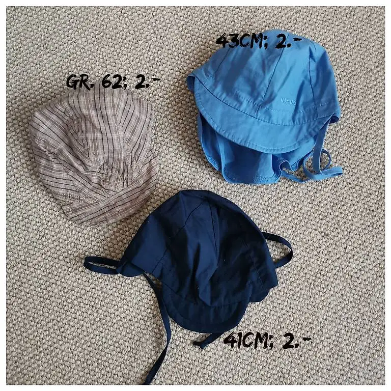 Verschiedene Kindermützen und Strohhüte für den Sommer