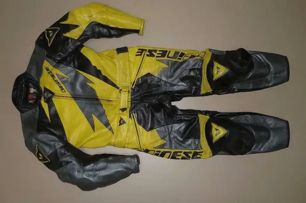 Motorradkombi aus LEDER, DAINESE Italy, Gelb-Schwarz Gr. 48