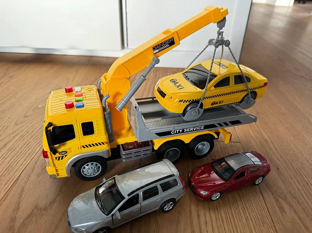 Gelbe Abschleppwagen mit 3 Autos