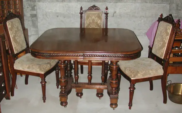 Tisch Holz, ausziehbar + 6 Stühle, antik