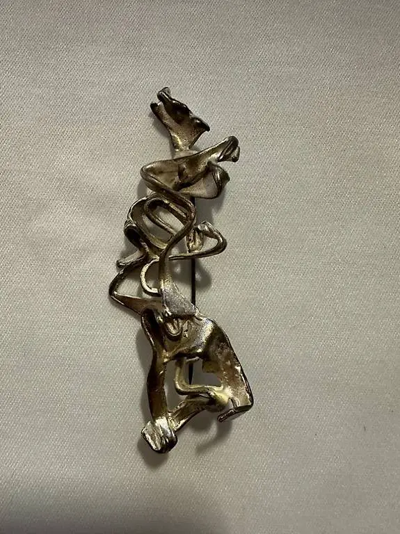 Silberbrosche - Künstlerisches Design mit abstrakter Form
