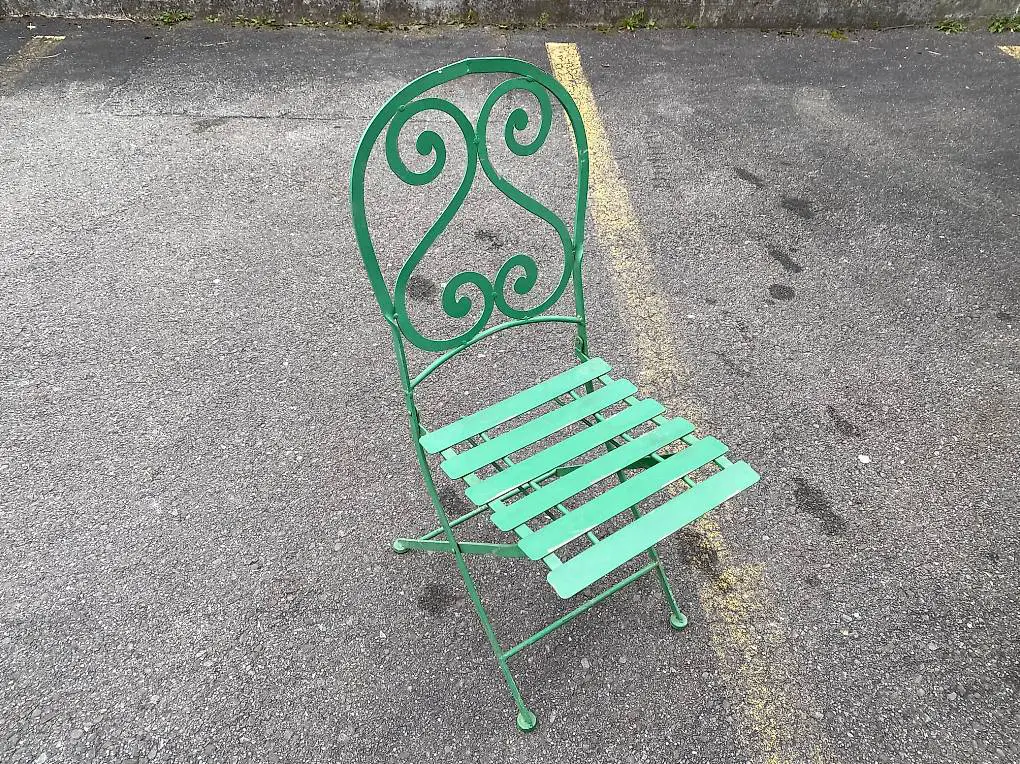 Alter, grüner Metall - Klappstuhl, Gartenstuhl, Balkonstuhl