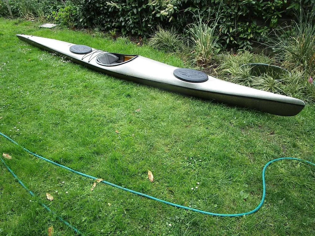 Seekajak NEUMANN STINGRAY 570x52cm 19kg Kohle Kevlar NP3500