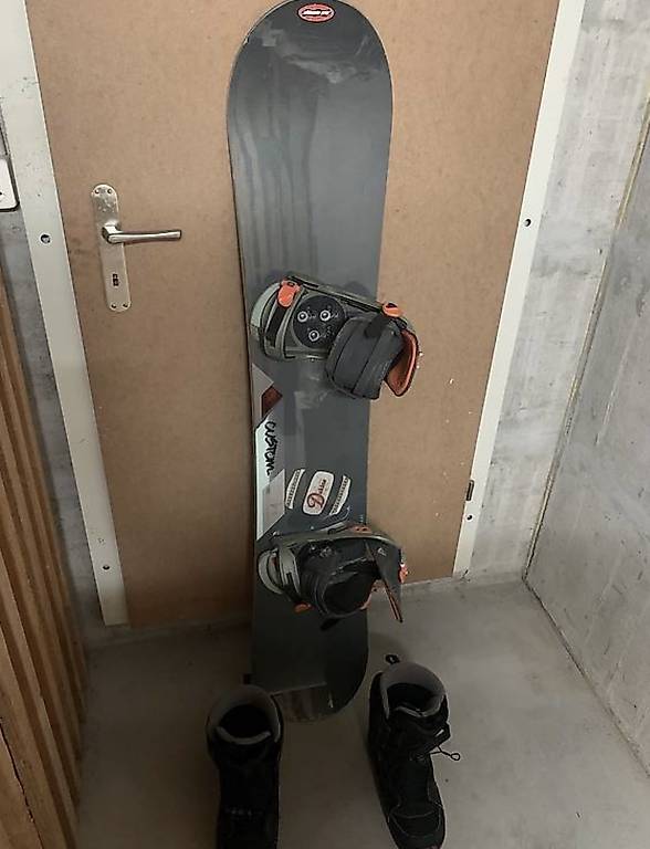 Snowboard und Schuhe