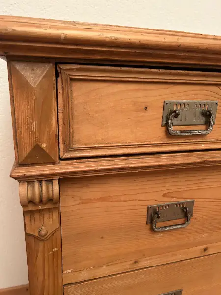 Antike Kommode mit 4 Schubladen