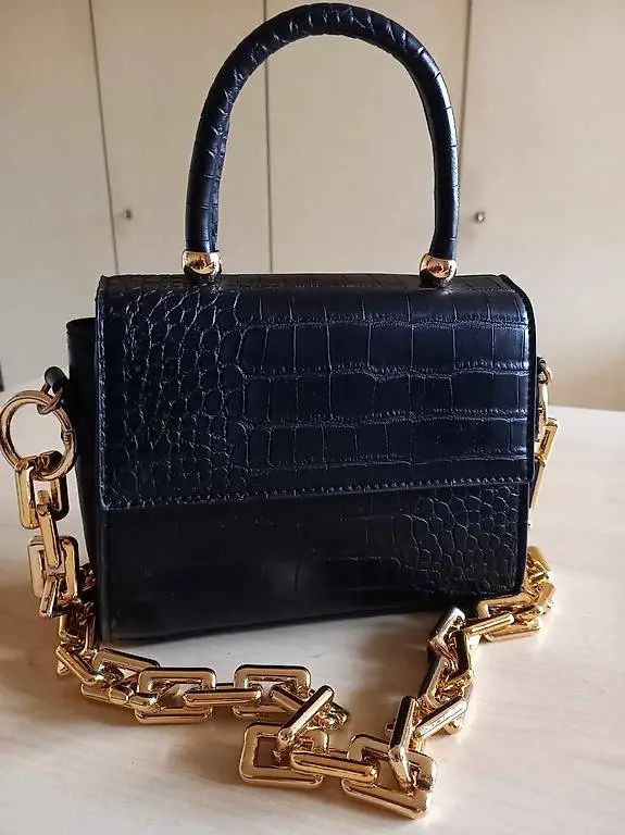 Schwarze Umhängetasche Kroko-Optik Goldkette neuwertig