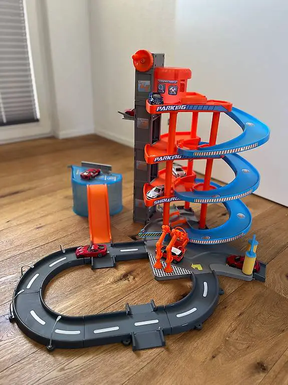 Spielzeuggarage mit Autolift