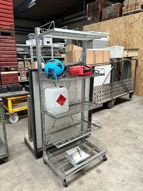 Metallregale mit viel Zubehör