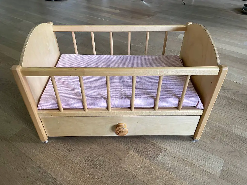 Puppenbett aus Holz mit Schublade und Matratze