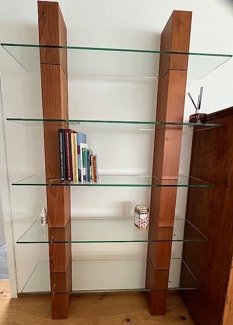 Bücherregal mit Glastablaren
