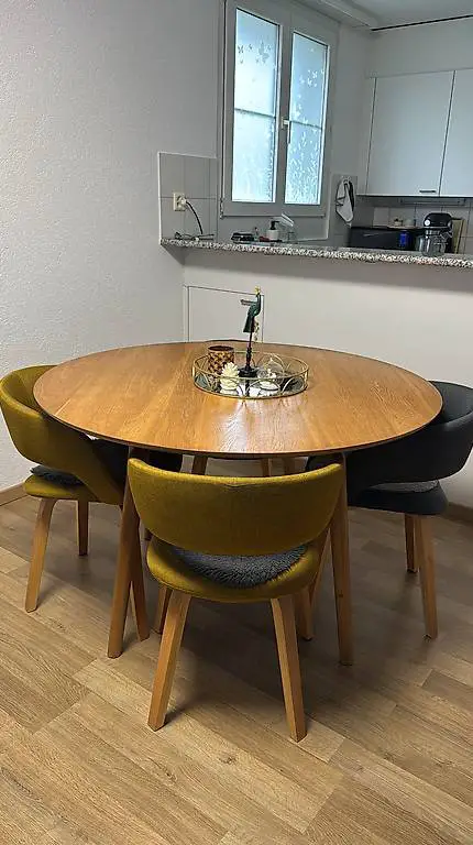 Esstisch mit Stühlen