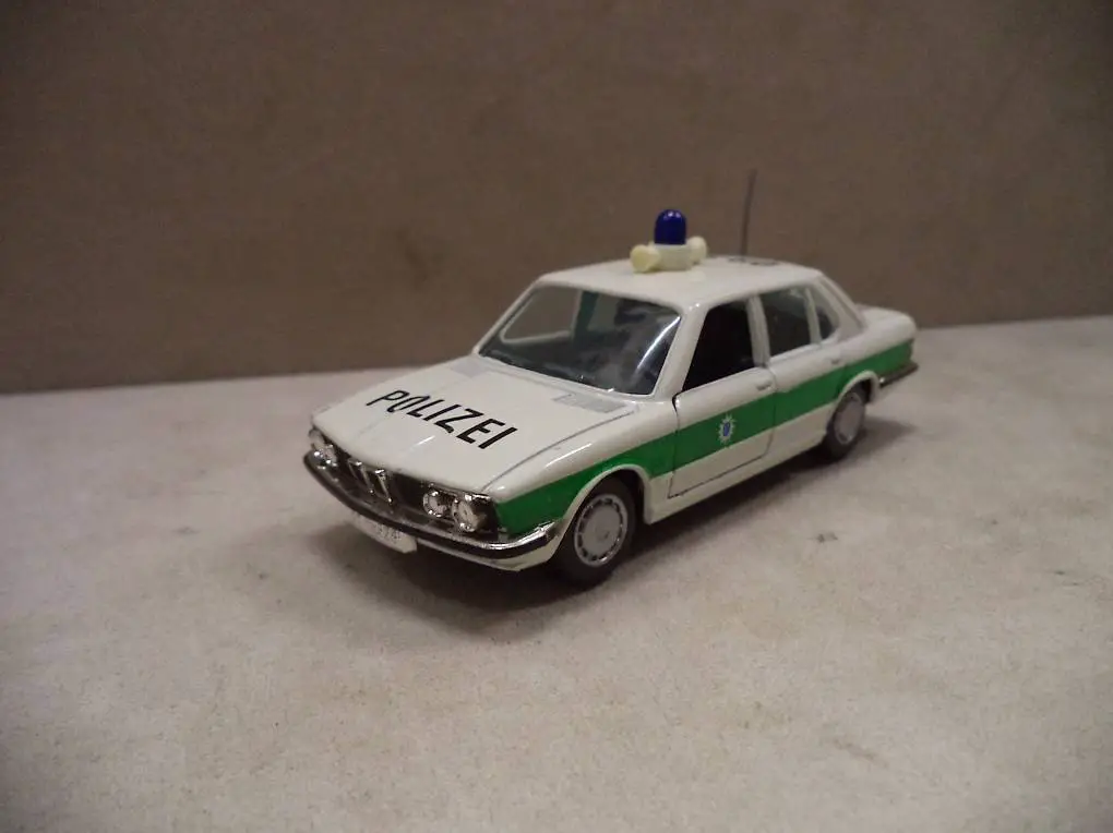 gama bmw 528i polizei 1:43