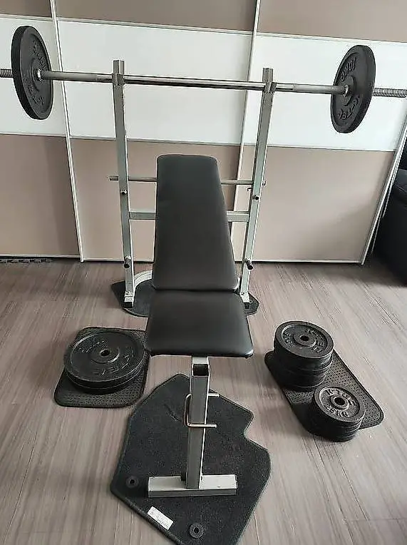 Langhantelbank mit Kurzhanteln