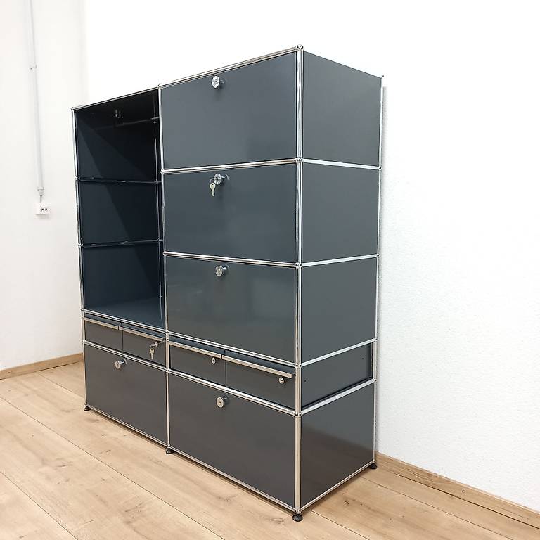 USM Haller Garderobe in Anthrazitgrau