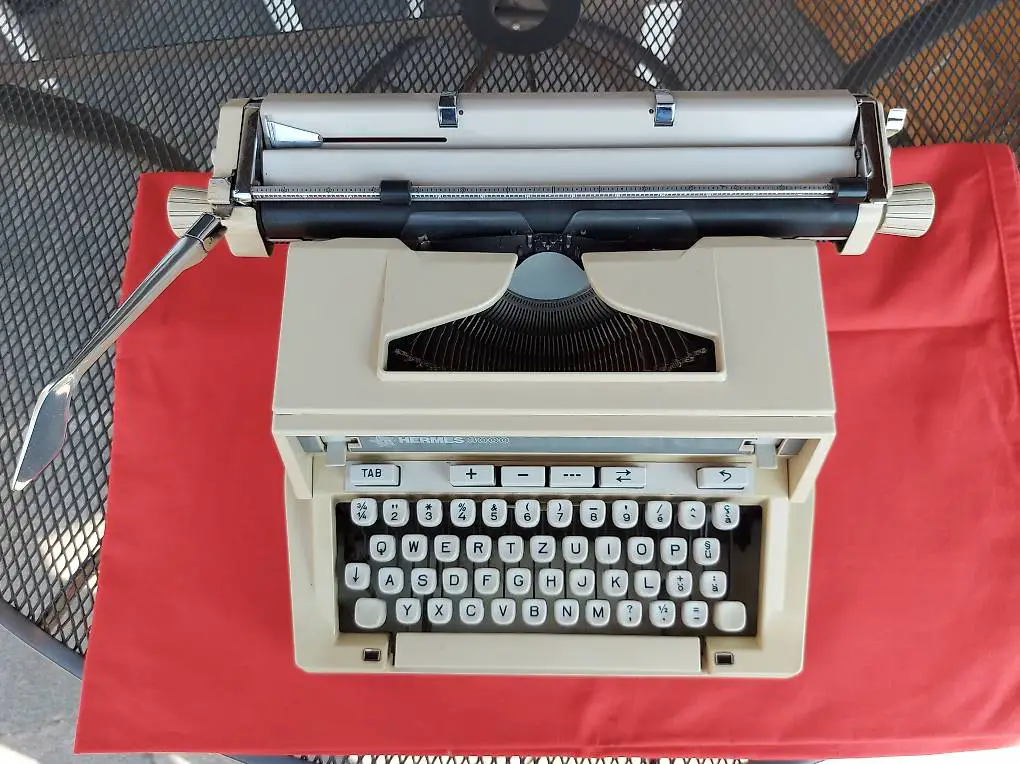 alte Schreibmaschine Hermes 3000