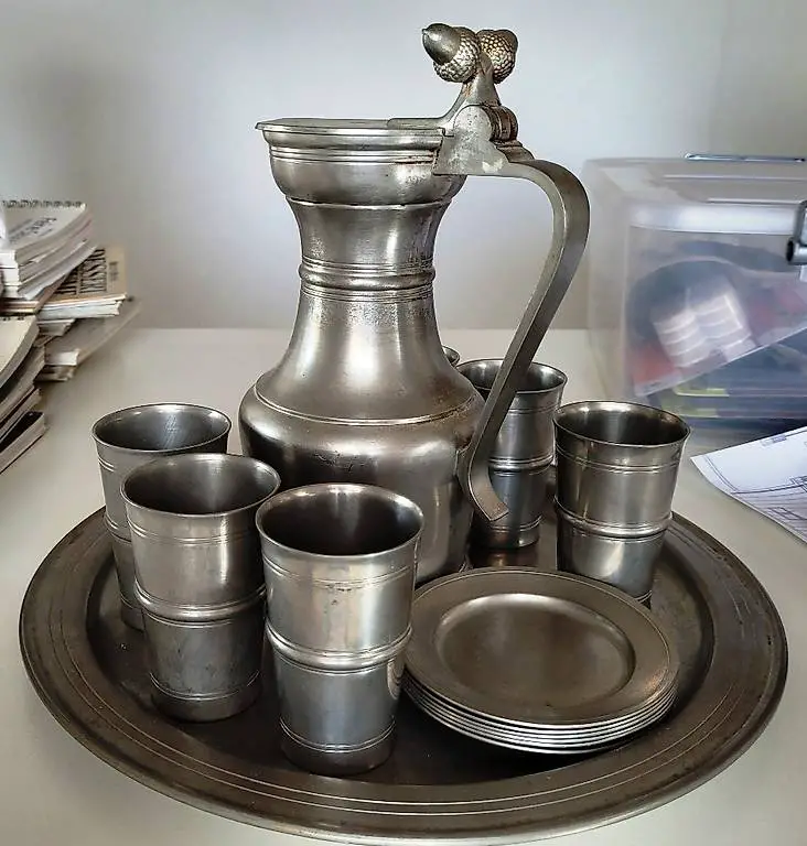 Zinnkanne (Waadt) , 6 Becher, Untersätze und Serviertablett