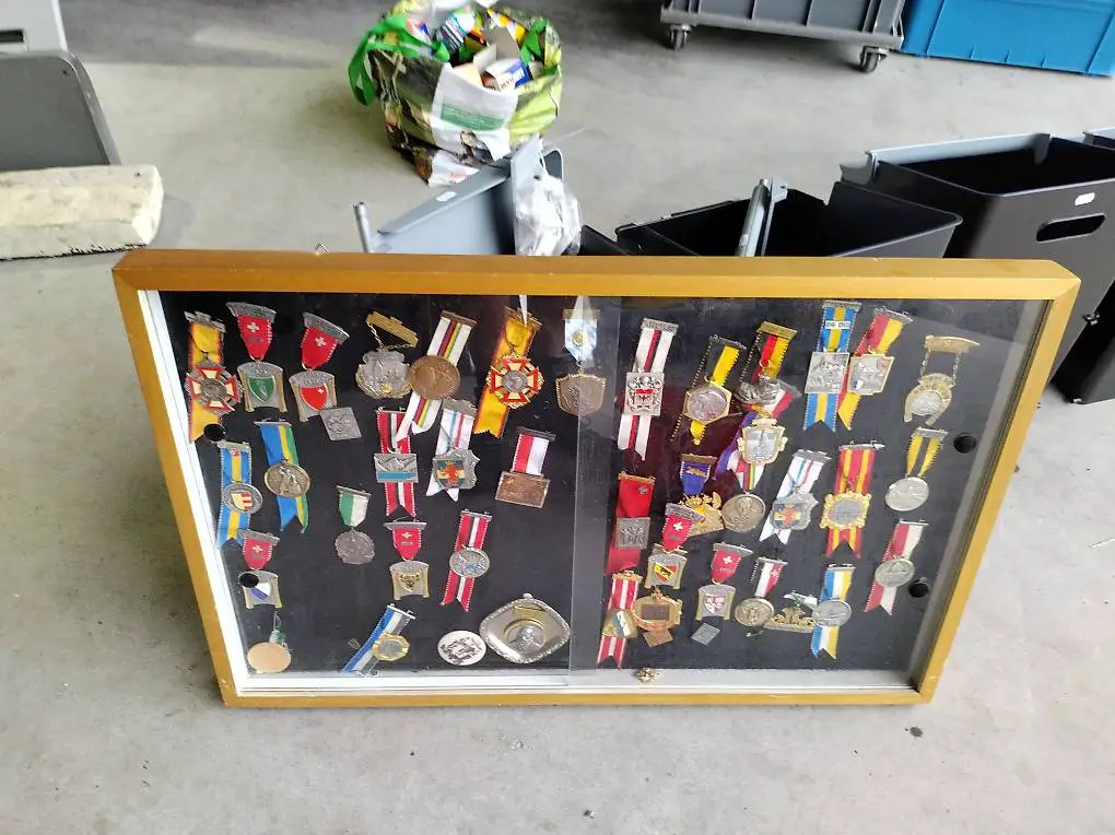 Medaille Wandvitrine mit 2 Glasschiebetürli mit Medaillen